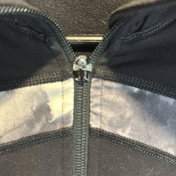 A-Lululemon Stride Jacket *Brushed Black / White Coal Tinted
Canvas Super -flaw - Picture 5 of 7